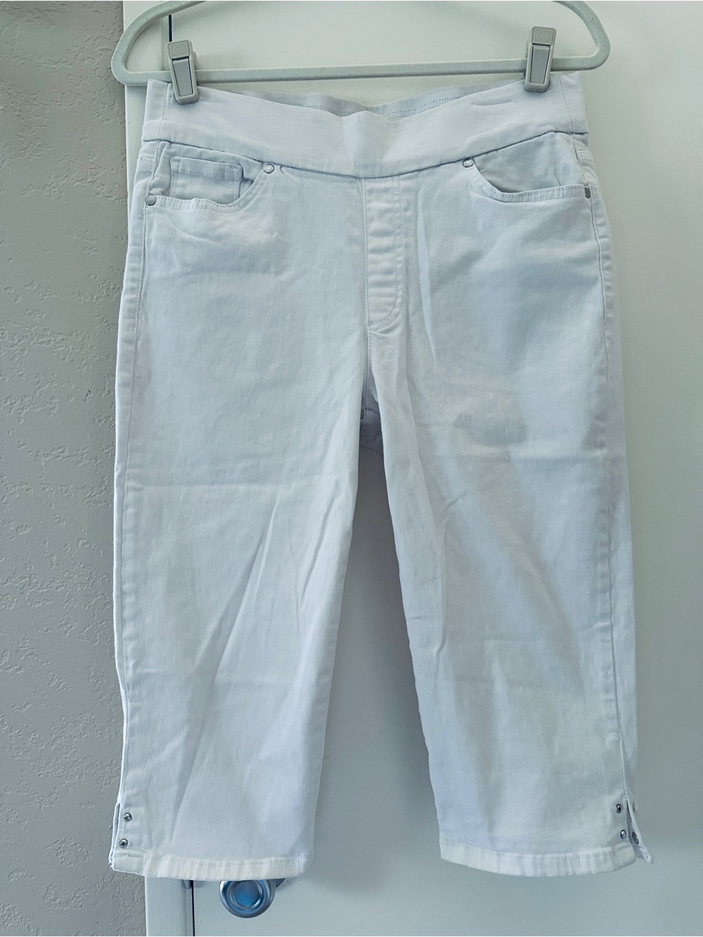 Gloria Vanderbilt Avery Skimmer All-Around Slimming Effect White Capris Size 8
